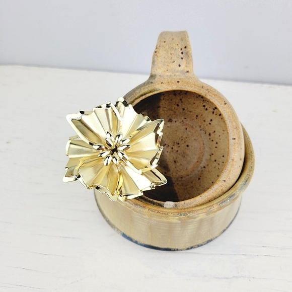 Vintage 1960s Brooch Gold Tone Metal Flower - Picture 3 of 15